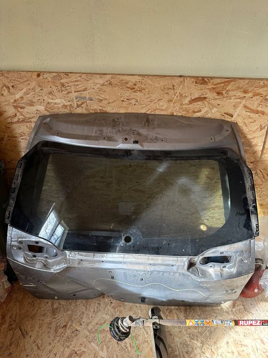 Скло кришки багажника ToyotaRav4 -2019+) 6810542230