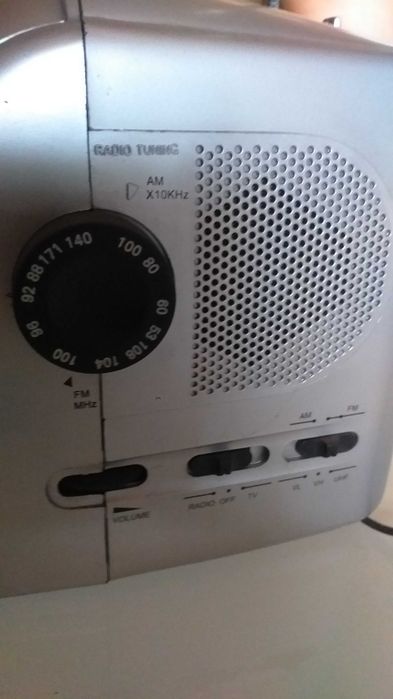 Televisão/radio mini antiga a funcionar perfeitamente