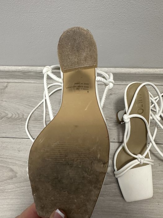 Босоніжки молочного кольору