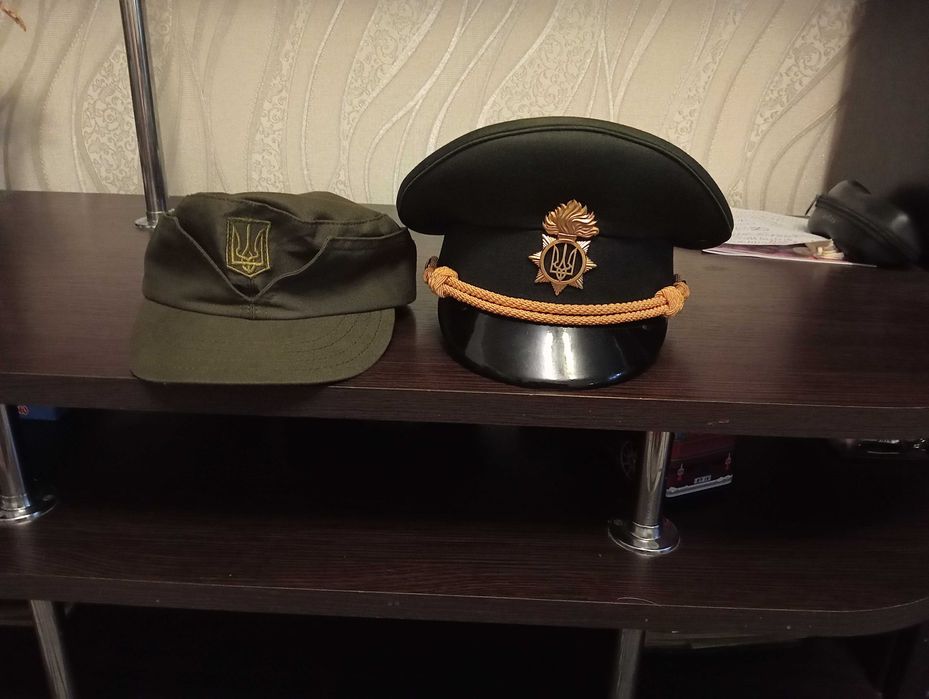Фуражки, шапки, различная форма ВСУ, милиции Украины
