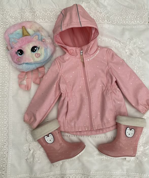 Conjunto chuva botas de borracha e casaco impermeavel e corta-vento