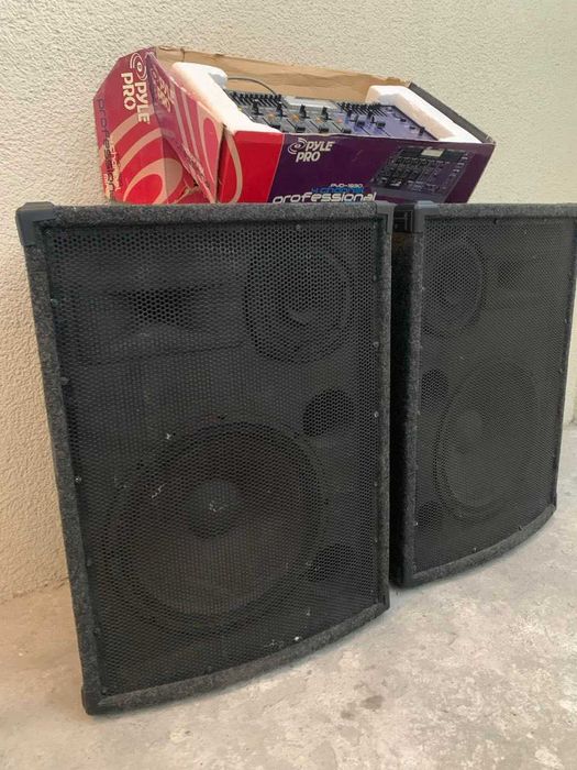 Продам колонки, музыкальный пульт, микрофоны в комплекте