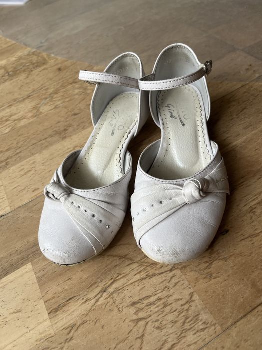 Białe buty na delikatnym obcasiku , rozmiar 31