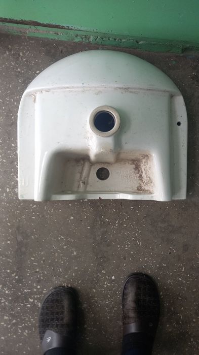 Раковина  Большая Новая. Маленькая Б/У. Белая.  Сместители  разные.