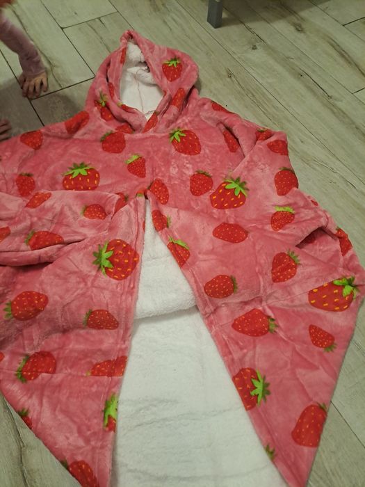 Koc z kapturem narzutka na nogi