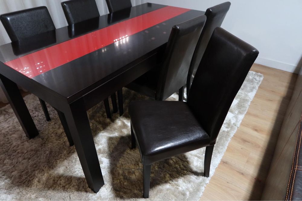 Mesa de jantar e cadeiras