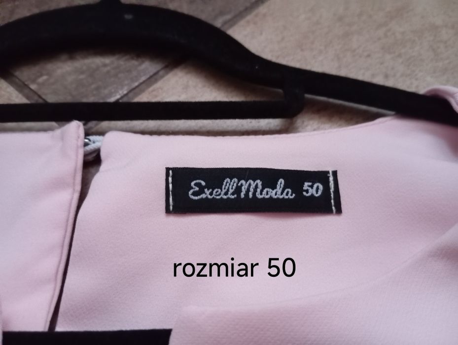 Sukienka lekkiej róż prosta