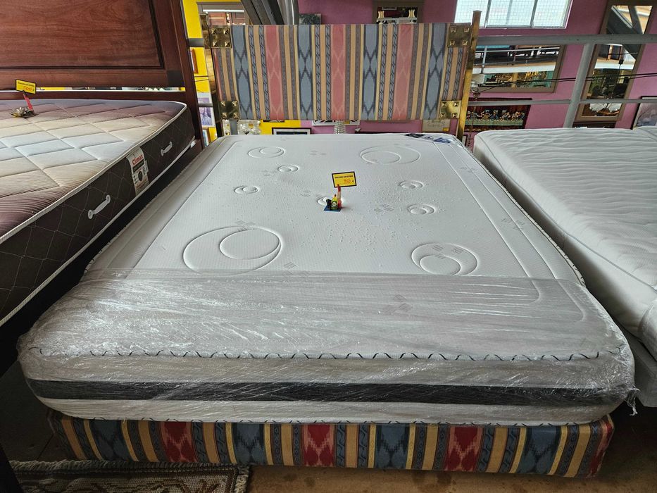 Excelente cama - Marca Molaflex - Com colchão recente - óptimo estado geral
