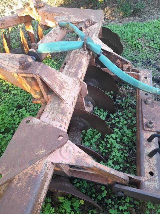 Maquina de arrastos e grade 16/28. Conjunto.