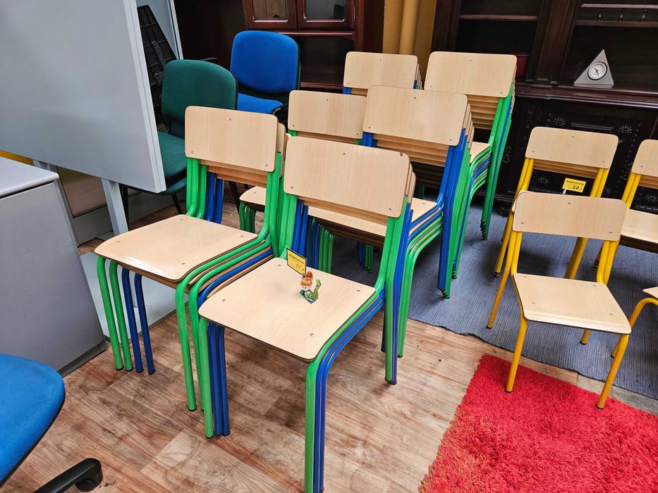 Cadeiras escolares - Valor unitário - Algumas marcas de uso