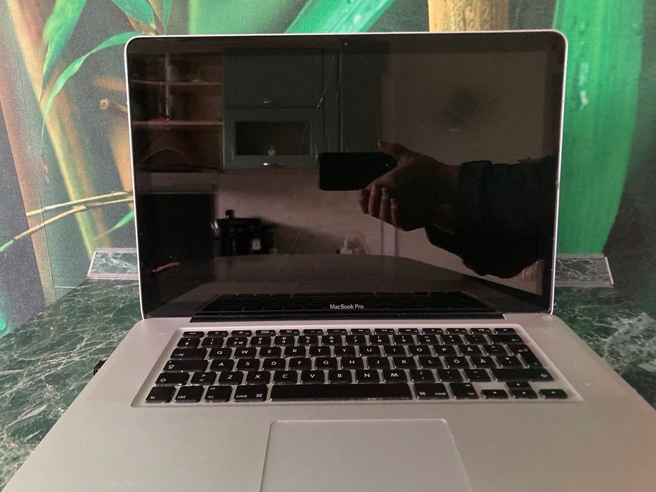 MacBook Pro 15 Шустрий