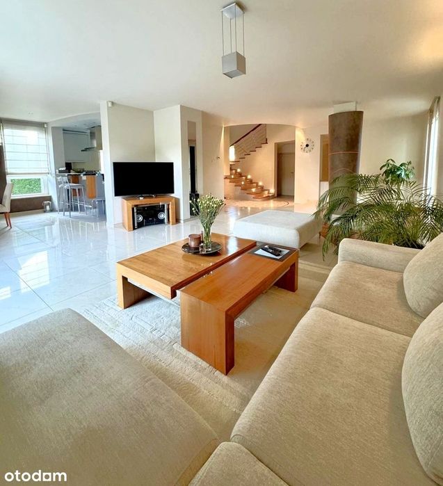 Dom wolnostojący z trzema garażami Jaroszówka BEZPOŚREDNIO