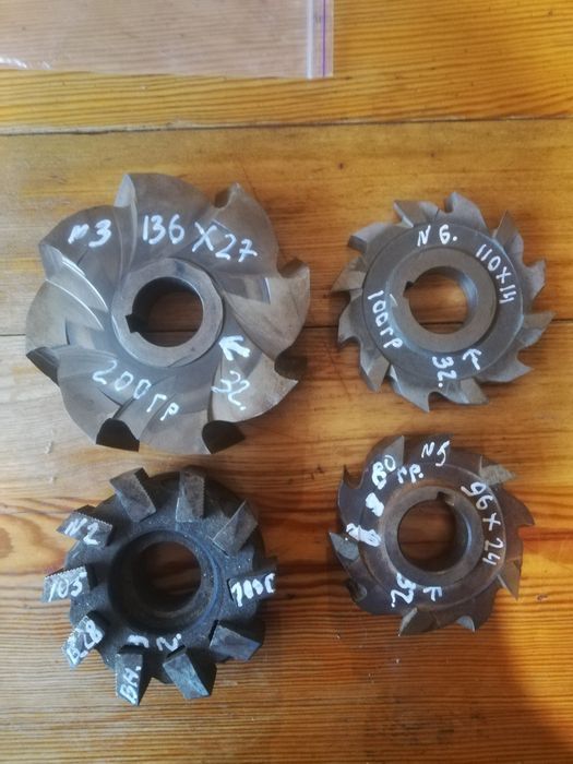 Продам фрезы по металлу.