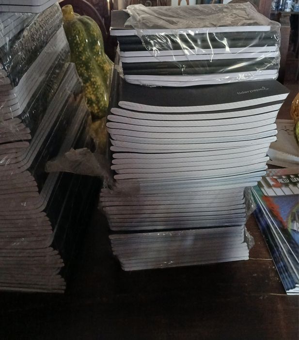 Cadernos A4 capa preta