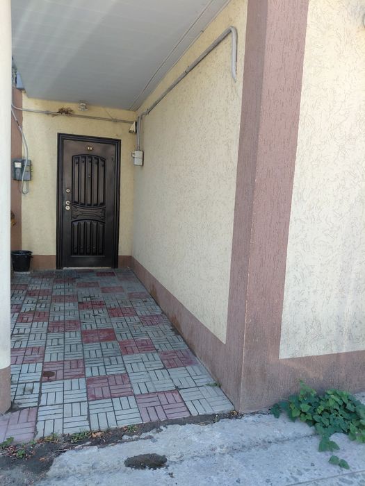 У продажу гарна велика 2-кімнатна квартира.