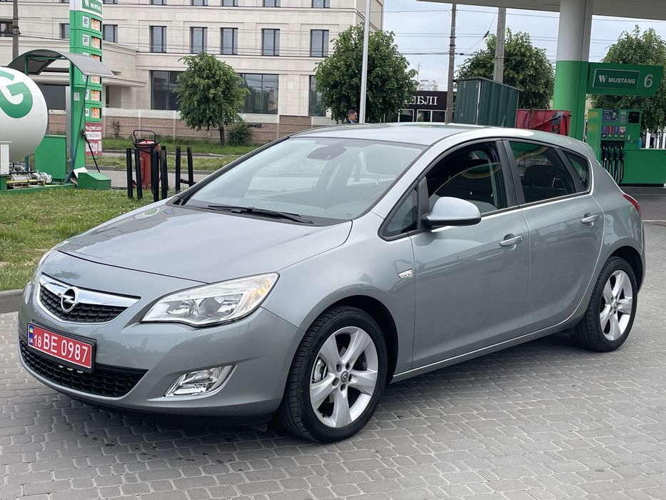 Продам Opel Astra J 2010р.в 1.6 бензин свіжопригнана