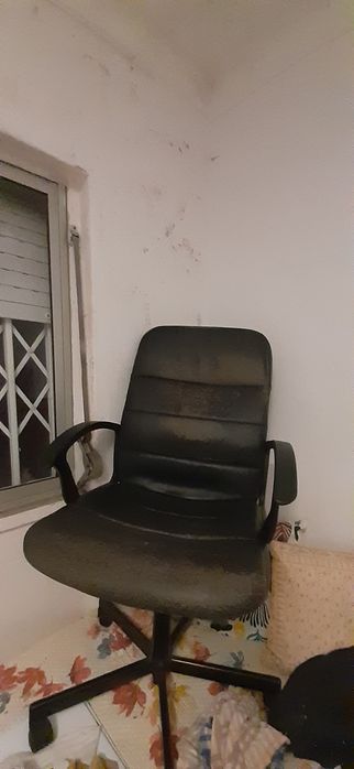 Cadeiras usadas com algumas marcas de uso.