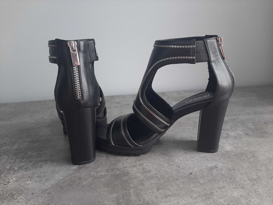 Buty na wysokim obcasie czarne nowe.