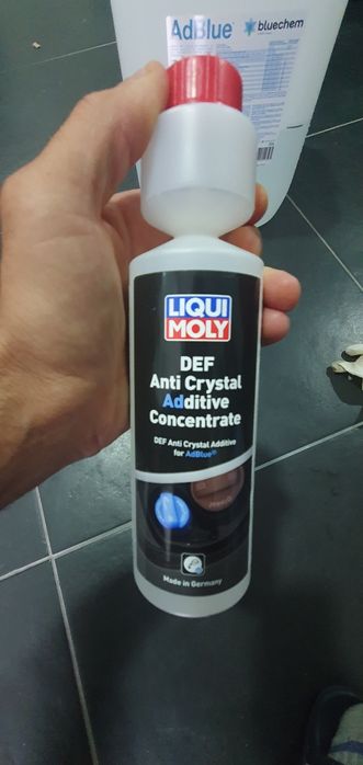 10  Litros adblue e frasco anti-cristalizante.