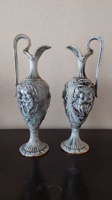 Par de jarras decorativas em cerâmica com asas