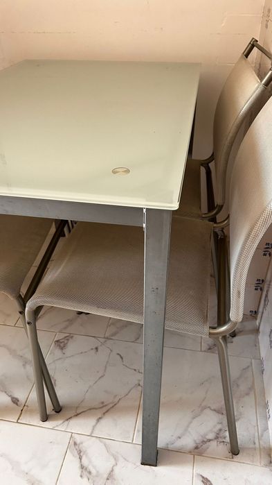 Mesa de jantar com 4 cadeiras