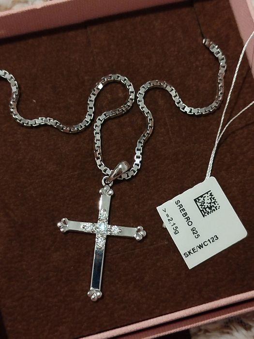 srebrny krzyżyk z cyrkoniami marki W.KRUK w opakowaniu prezentu