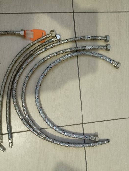 Шланг сантехнический гибкий одним лотом.