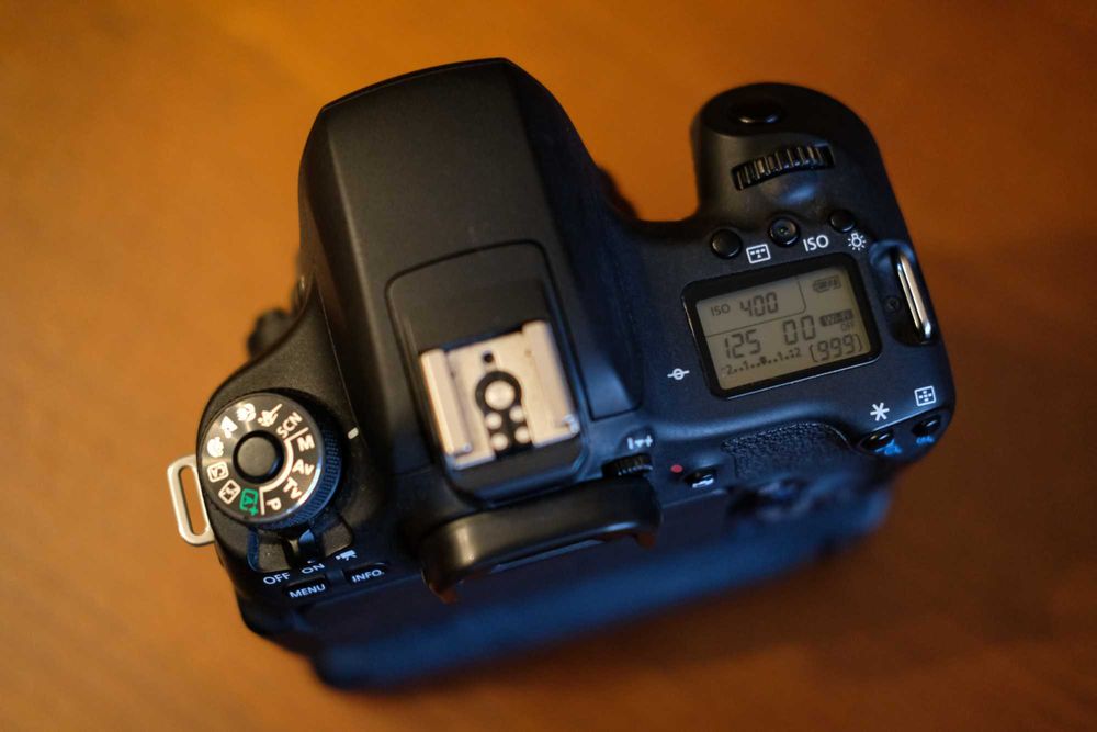 Canon EOS 760D + Punho de baterias + 2 Baterias Originais