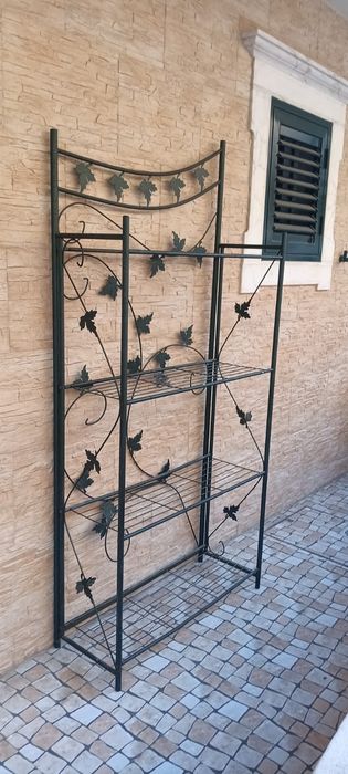 Movel estante em ferro com prateleiras