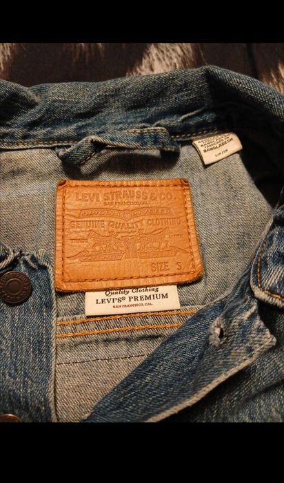Kurtka jeansowa "Levi's", rozmiar S/M, w dobrym stanie. Pozdrawiam.