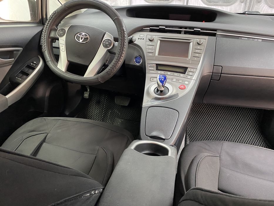 Аренда Toyota Prius 30. Аренда Приус 30.