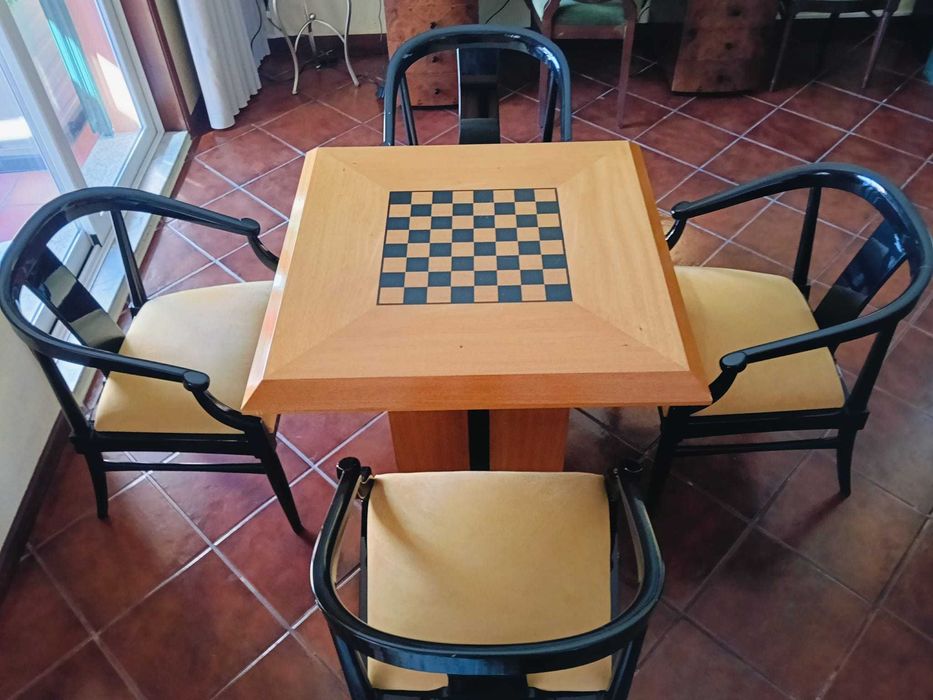 Mesa de Jogos Madeira Pêro Francês + 4 Cadeiras Estilo Oriental Madeira Pêro Francês e estofos em Alcântara