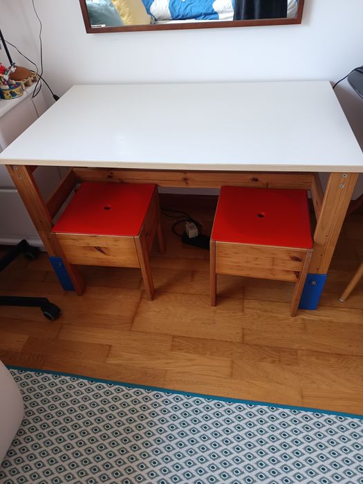 Mesa/secretária de quarto de criança e 2 bancos