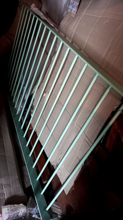 Кровать железная, крепкая с красивым изголовье