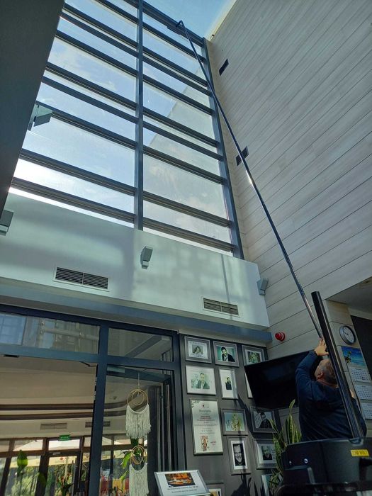 Mycia okien i przeszkleń w Biurach  na wysokości do 16 metrów