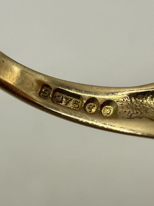 Złoty pierścionek z granatami