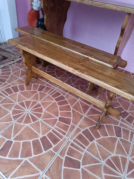 Стіл з лавками..