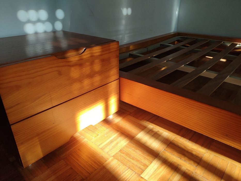 Cama madeira maciça e mesinha64552620777473120