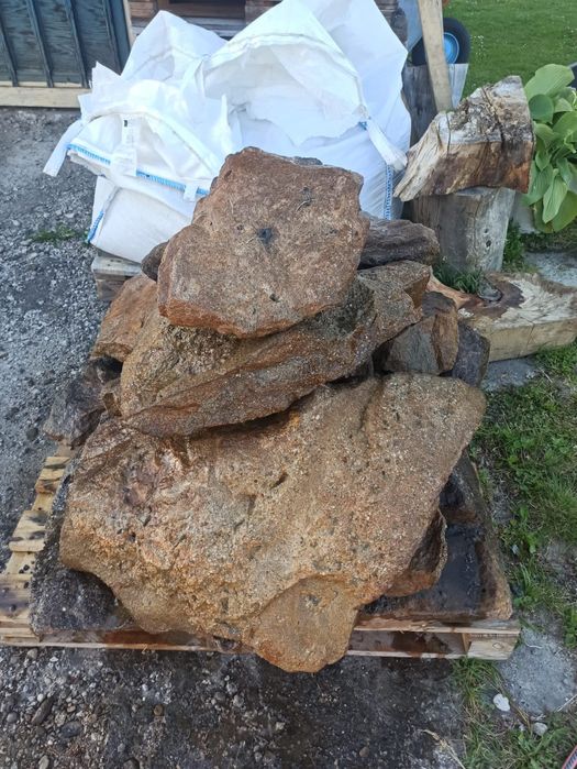 Duży kamień ogrodowy, głaz