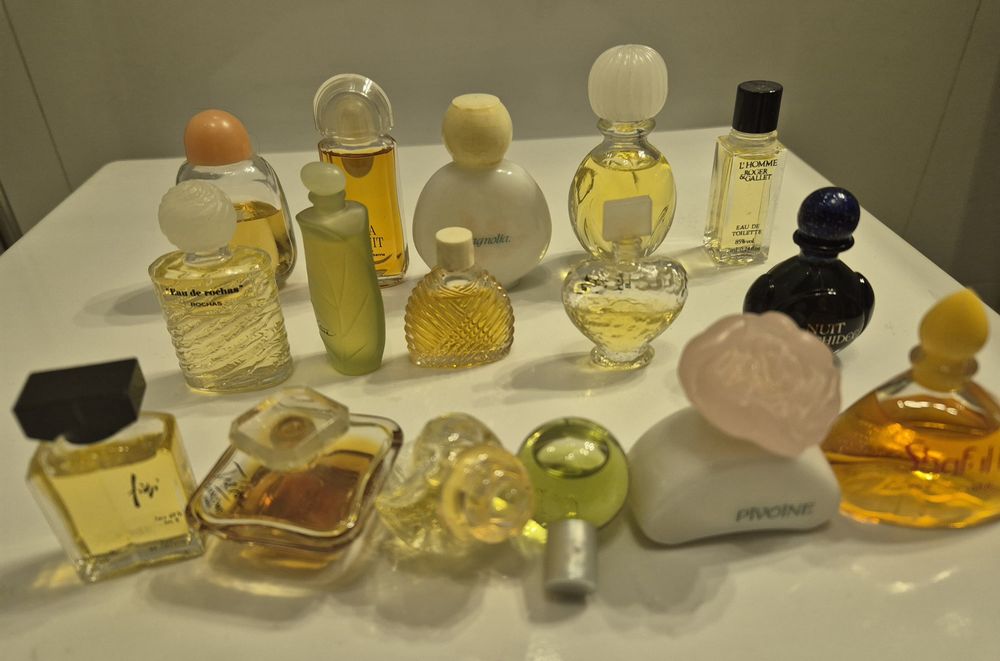 16 starych miniaturek perfum