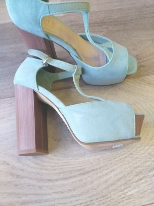Nowe buty rozmiar 37 kolor miętowy.