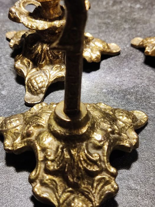 Mosiężny zestaw kolędowy: krzyż i dwa lichtarze - odlew, VINTAGE