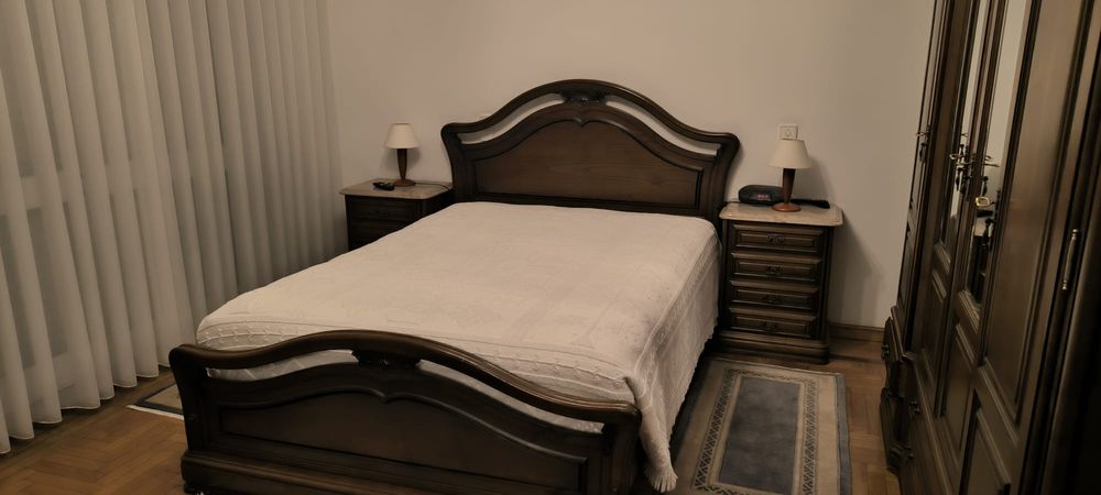 Conjunto de Mobília quarto (cama, armário, mesinhas de cabeceira e cómoda)