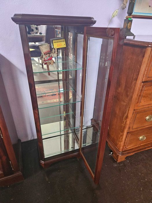 Pequena cristaleira em madeira , fundo em espelho e prateleiras em v