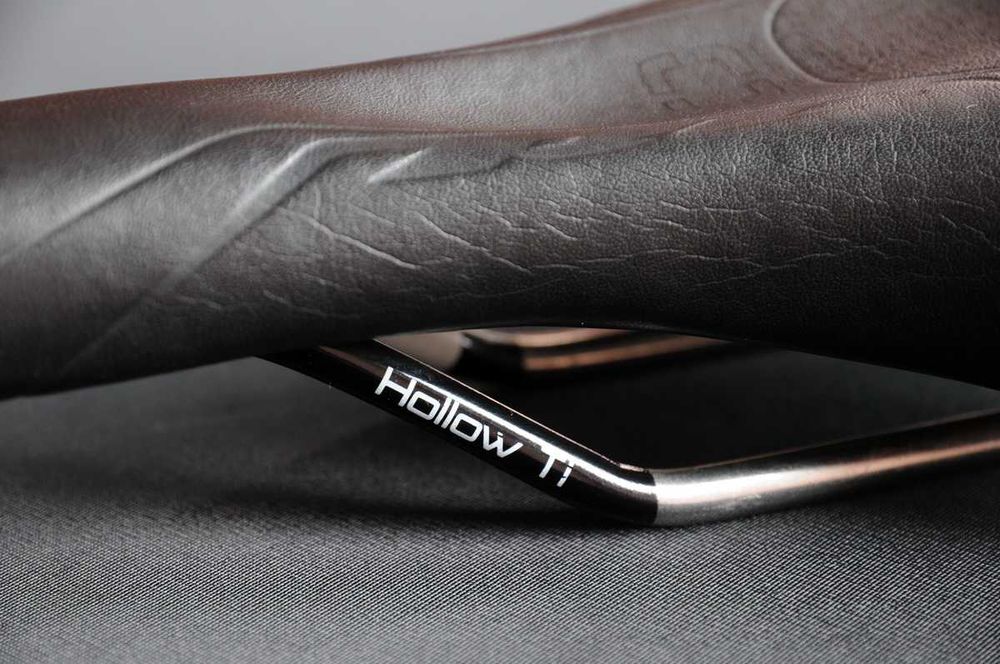 rowerowe siodełko BONTRAGER Evoke RL Hollow Ti, 143mm, pręty TYTAN