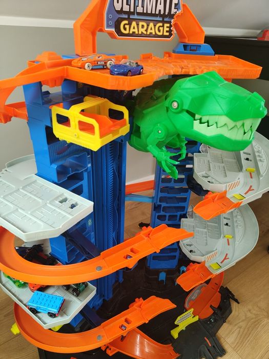 Mega garaż hot wheels TRex