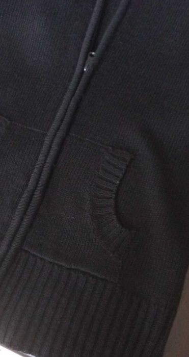 Boho Chic czarny sweter z kapturem zapinany na zamek