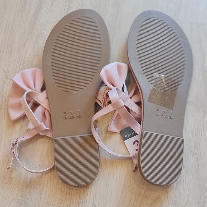 Sandalia/Rasteirinha Rosa Primark
Comprada por 12 euros na loja d