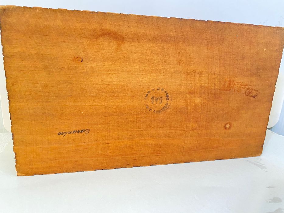 Caixa porta jóias antiga em madeira maciça e forro em seda.