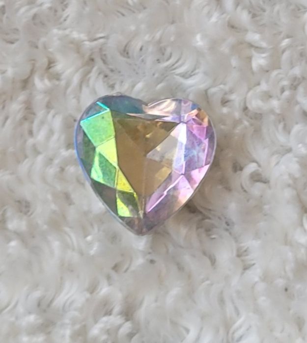 Przypinka do crocs mieniące serce